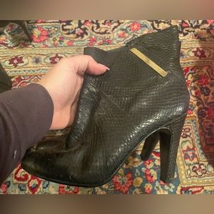 Sigerson Morrison snake embossed black and gold leather booties size 8/38